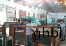 工人們正忙碌(lu)製作玻瓈(li)