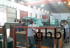 工(gong)人(ren)們(men)正忙(mang)碌製作玻(bo)瓈